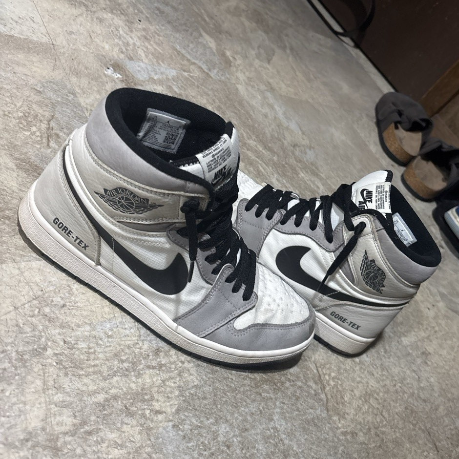 Nike Air Jordan 1 GORE-TEX High Top Men’s Sneaker Gray/White/Black