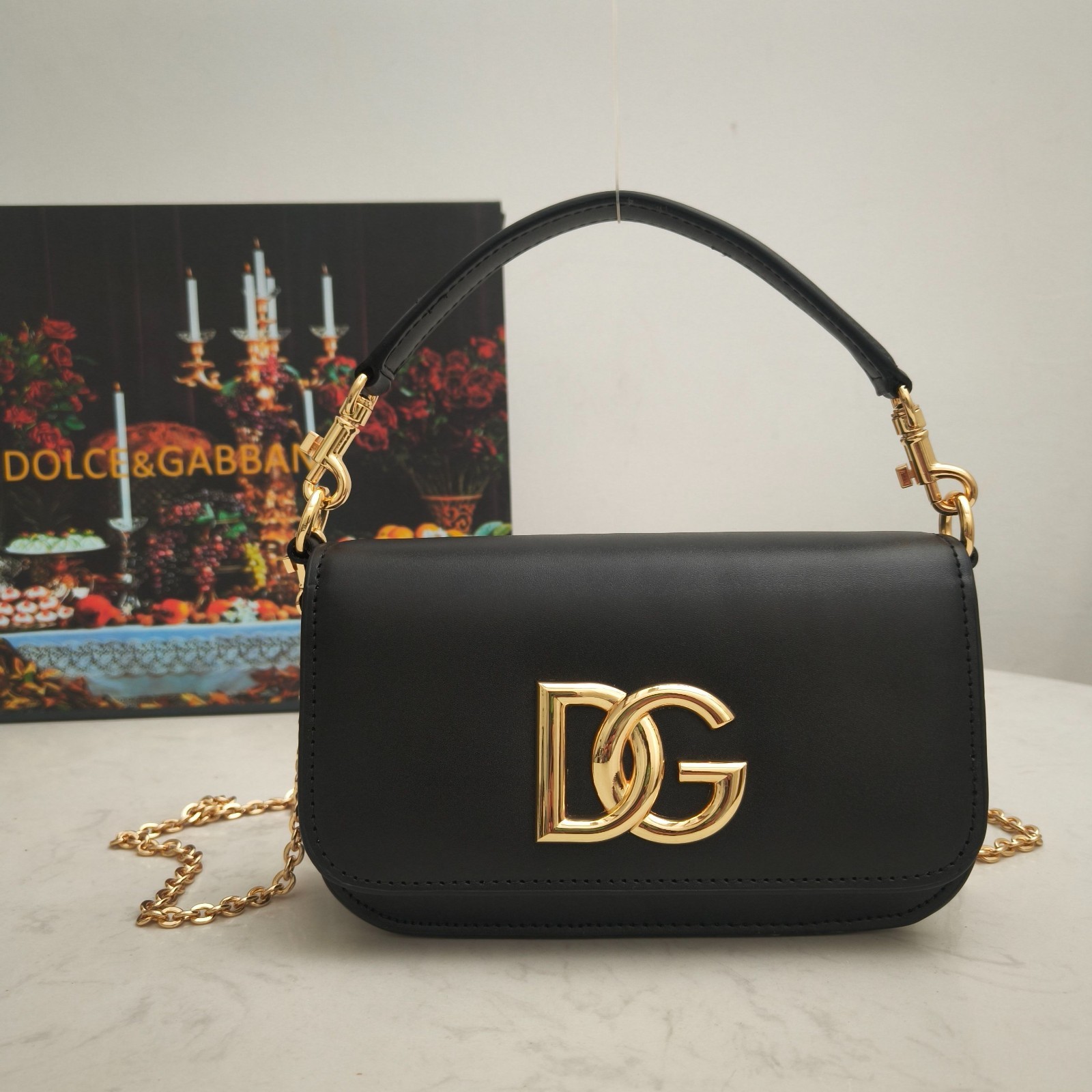 𝑫𝒐𝒍𝒄𝒆 & 𝑮𝒂𝒃𝒃𝒂𝒏𝒂 DG Leather Top Handle Chain Bag