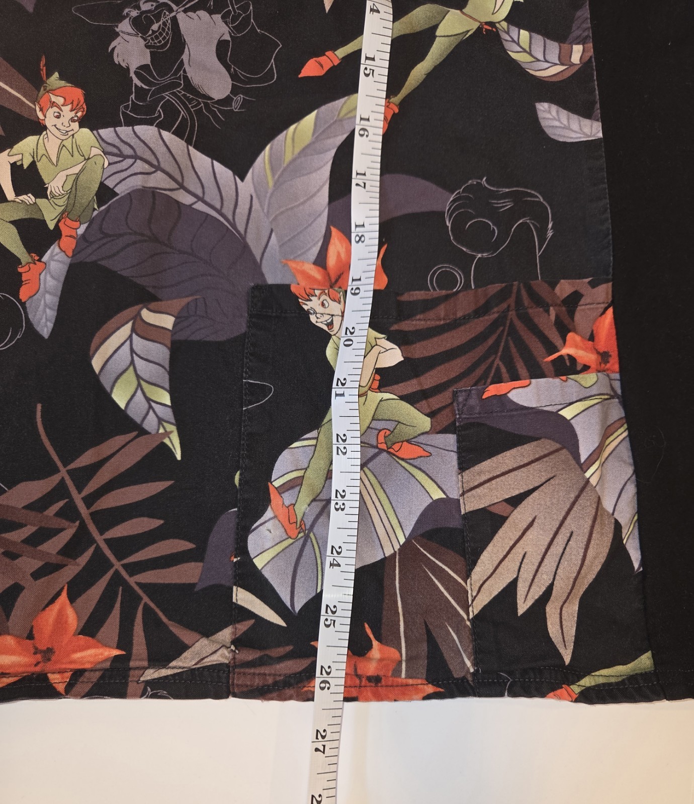 Disney Peter Pan Captain Hook Scrub Top Women’s V Neck Black Print Pockets