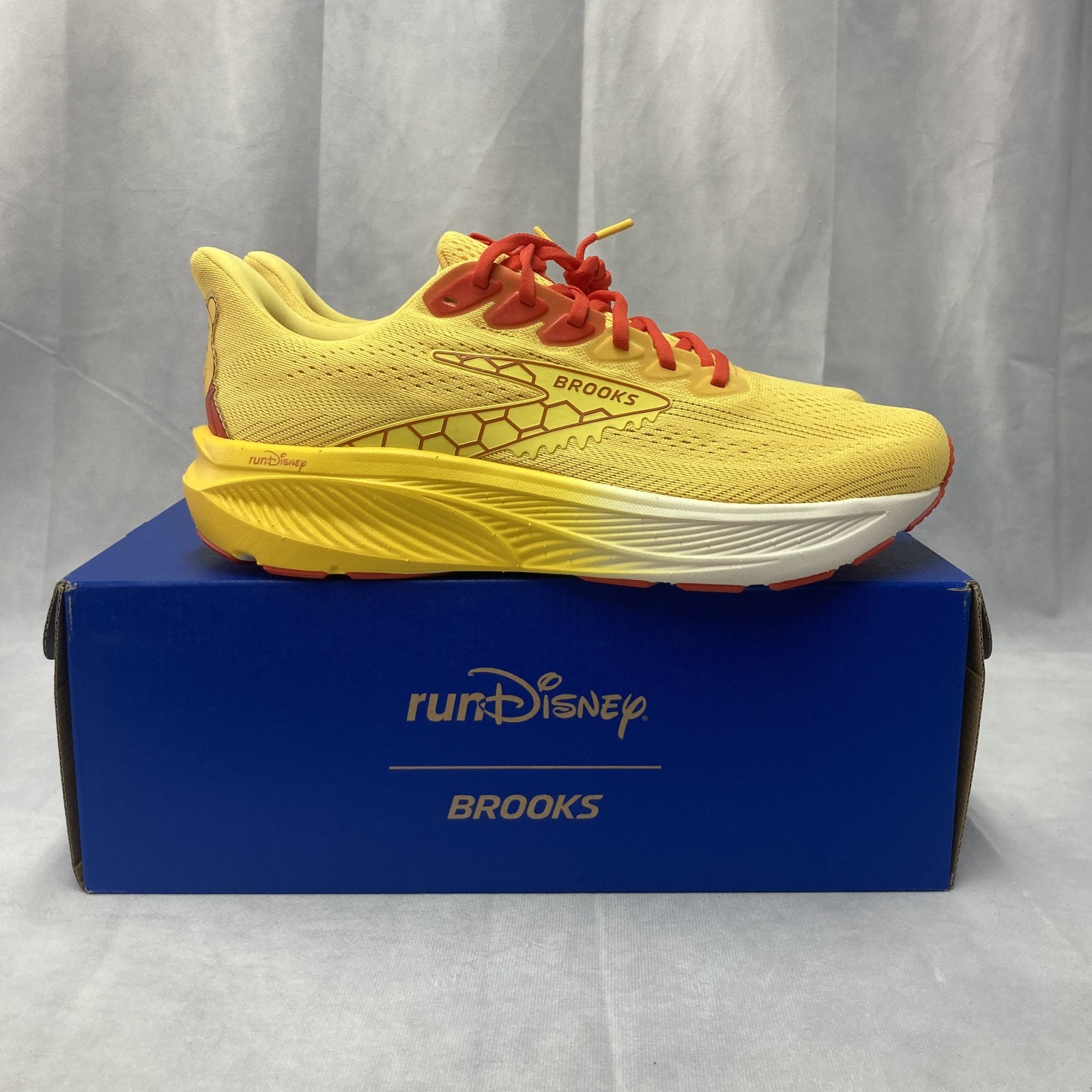 Brooks x runDisney Ghost 17 WTP Winnie the Pooh & Tigger Sneakers Size 11 Wide
