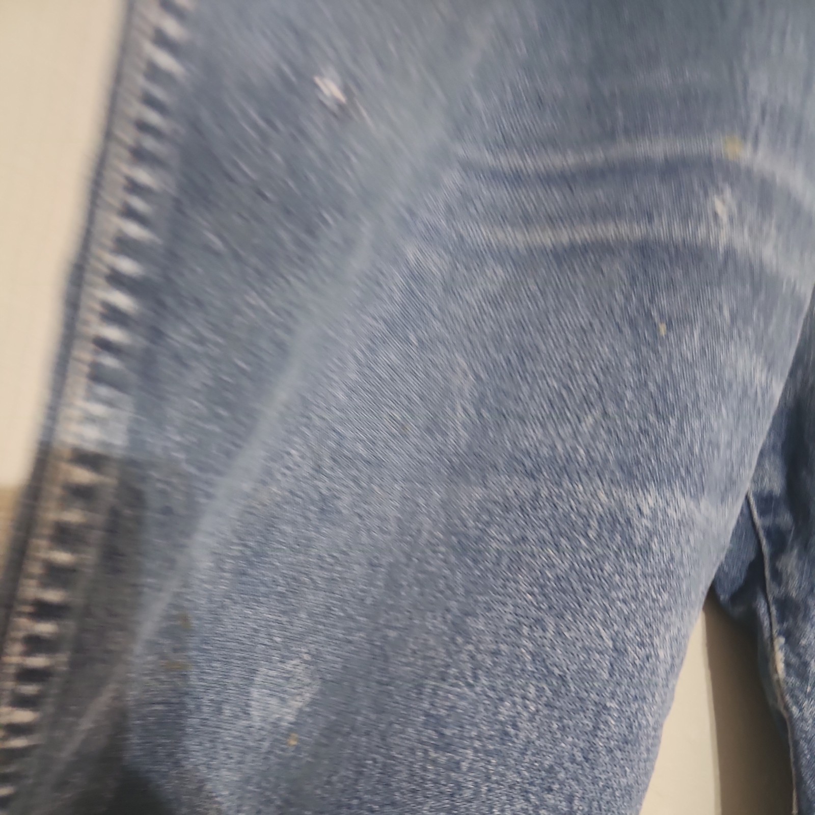 Wrangler Jeans Men’s 34×31 Blue Denim Straight Leg light staining as shown!