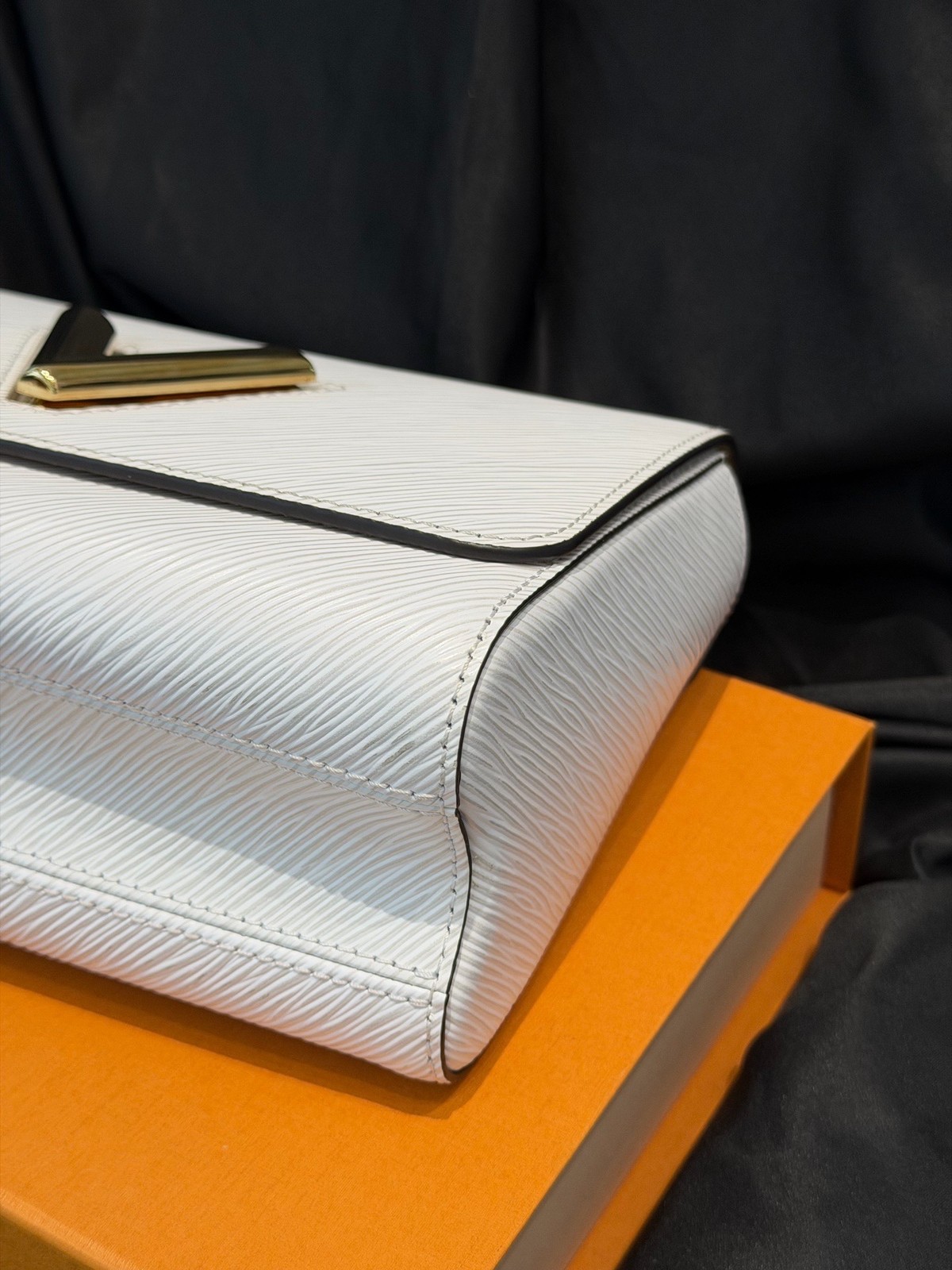 Louis Vuitton Pre-Owned Authentic Luxury Handbag White 23 bottom length