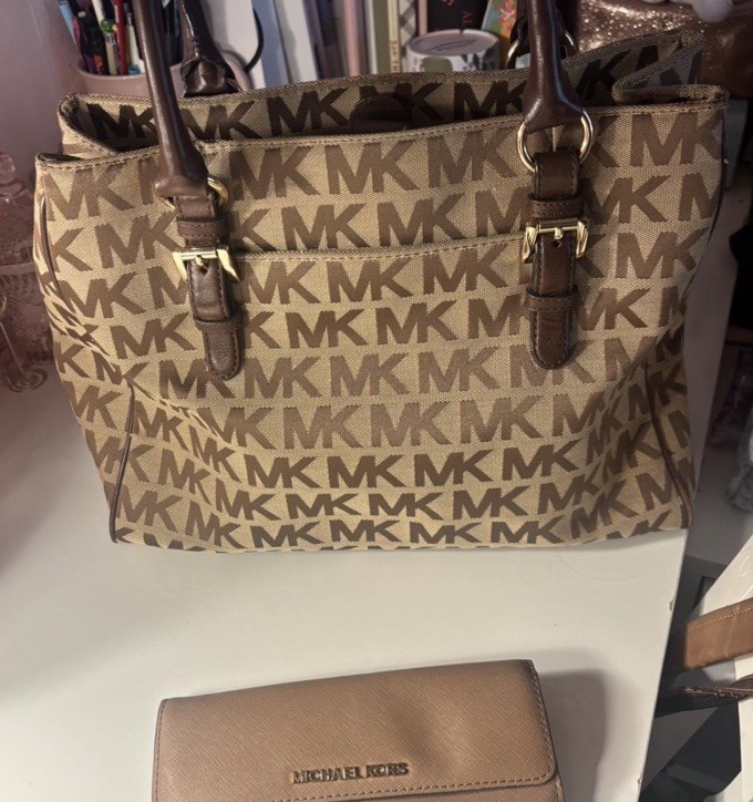 Michael Kors Jet Set Monogram Logo Tote Snap Closure Gold Hardware Pockets