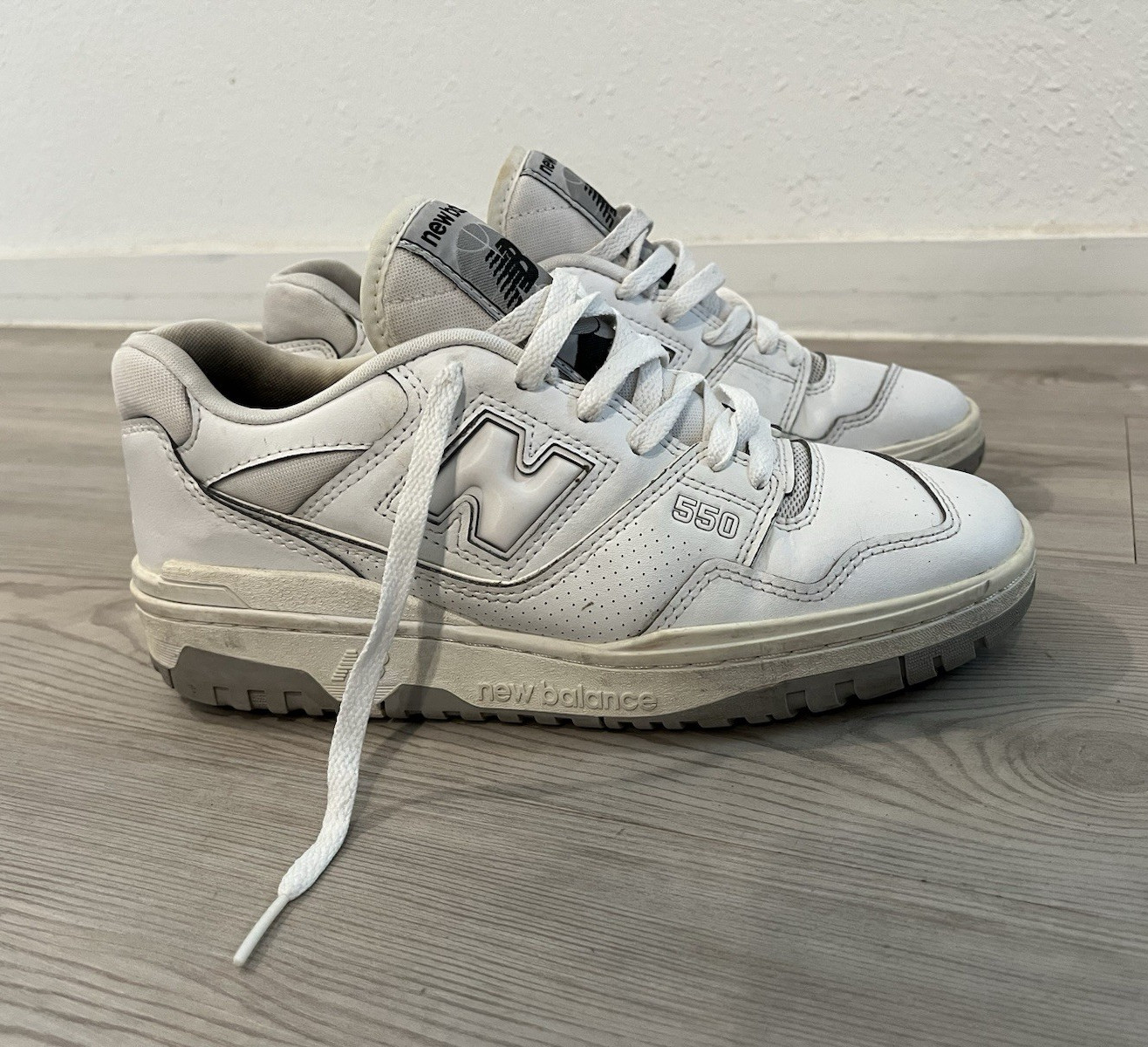 New Balance 550 White/Gray Leather Low Top Lace-Up Sneakers Rubber Sole