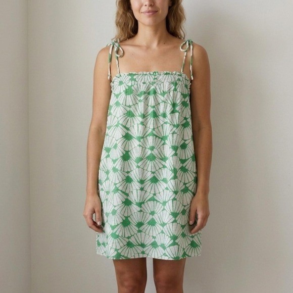 H&M Green Shell Print Seersucker Mini Dress Tie Strap Smocked – Size M