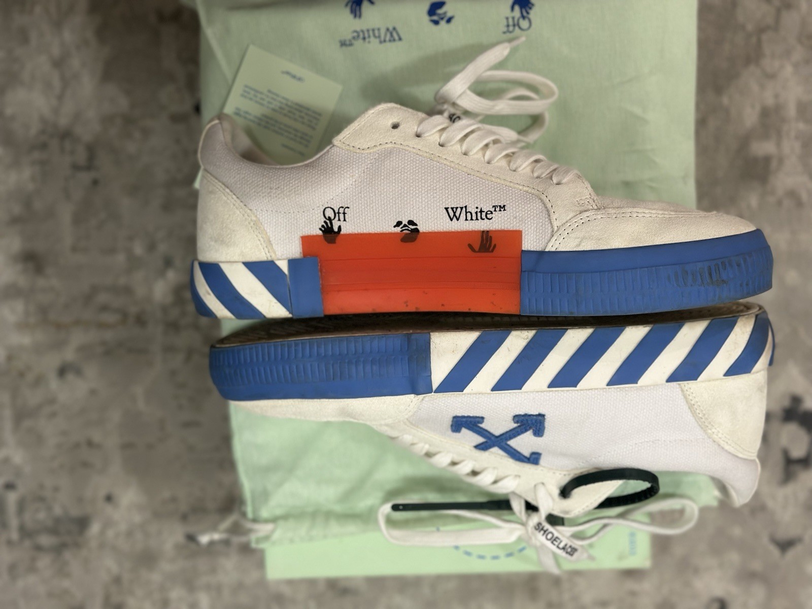 Authentic Off-White shoes amazing condition with bag and box us 10 eu 43