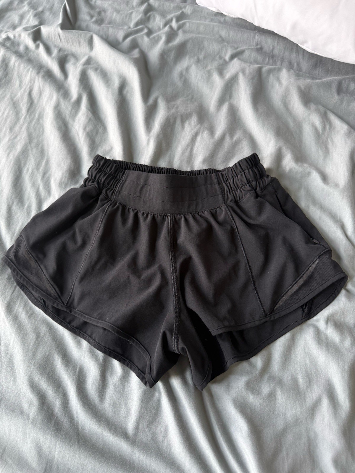 LULULEMON black 2.5in hoots hot shorts