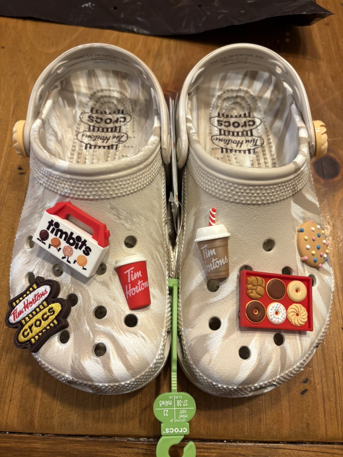 Size 7W, 5M Tim Hortons Crocs Iced Capp Swirl Limited Edition 6 Charm SIZE 7W,5M