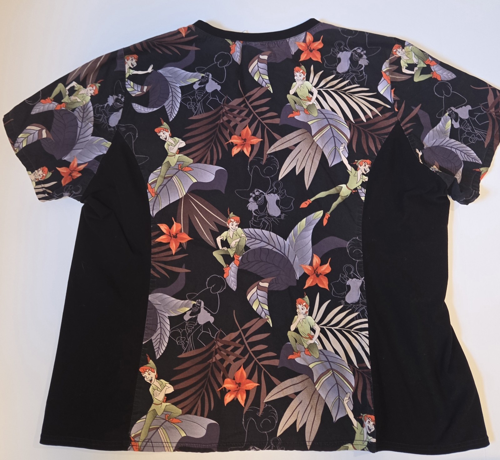 Disney Peter Pan Captain Hook Scrub Top Women’s V Neck Black Print Pockets