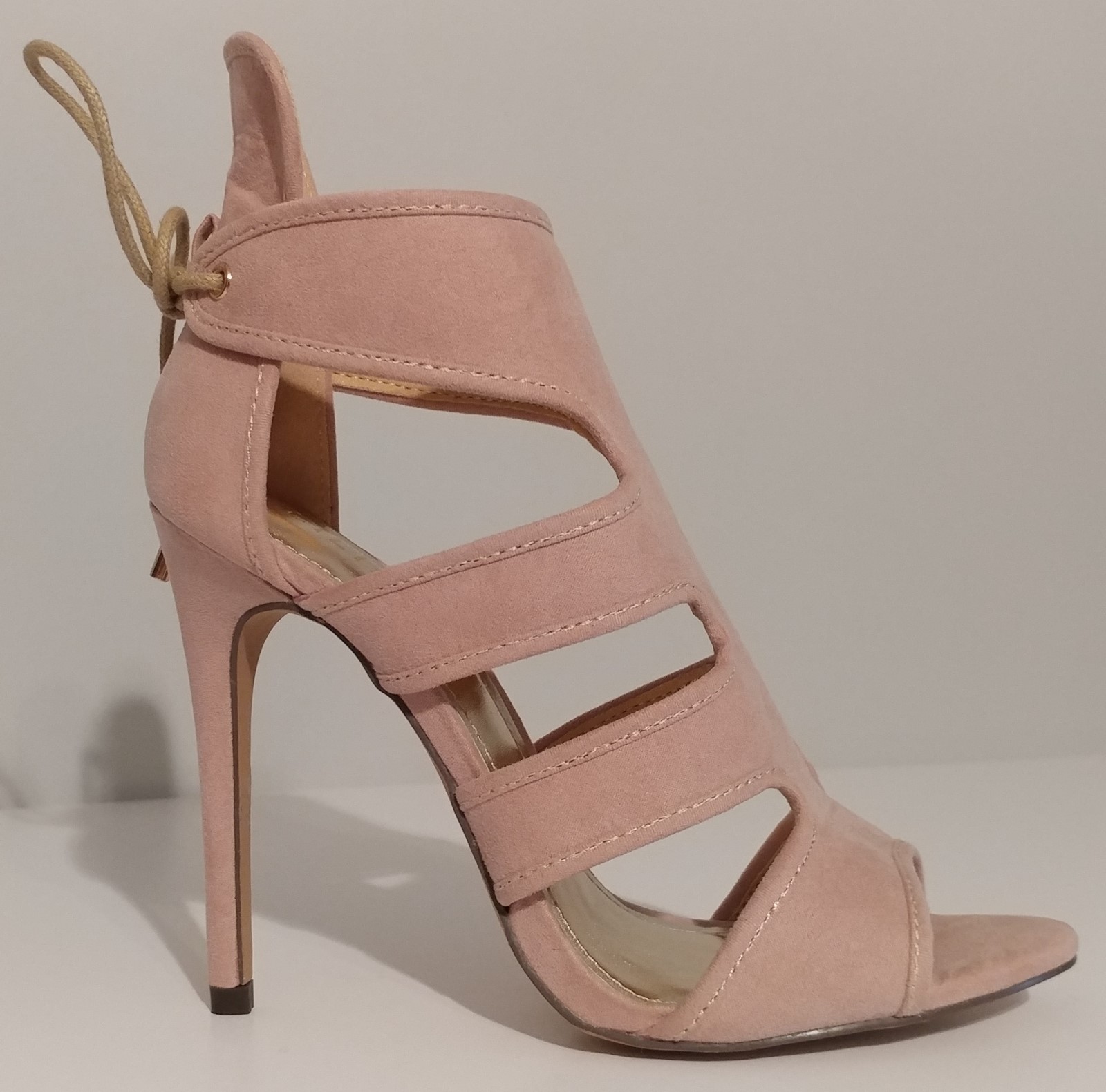 NEW!! Liliana Beige/Nude Suede Sandals 4.5″ Heels Size 8M US 38M EUR