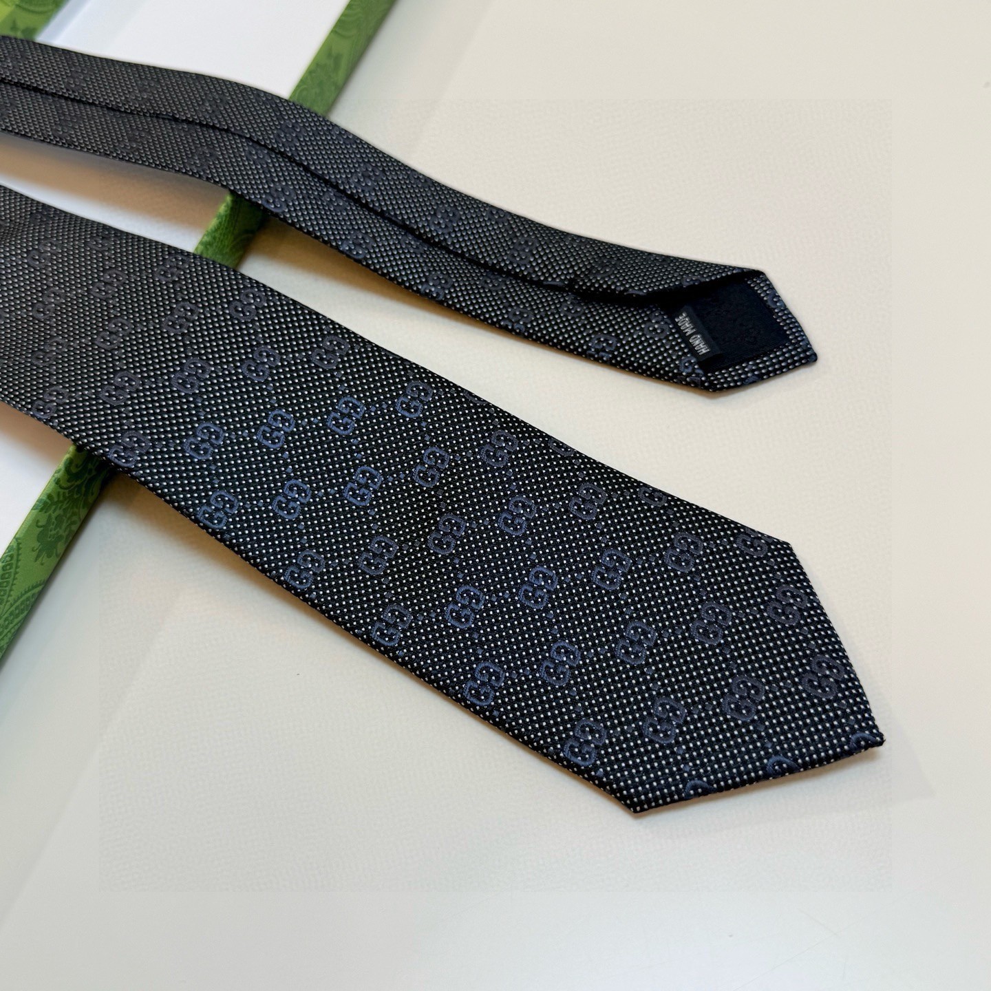 GUCCI TIE AUTHENTIC width2.76inch