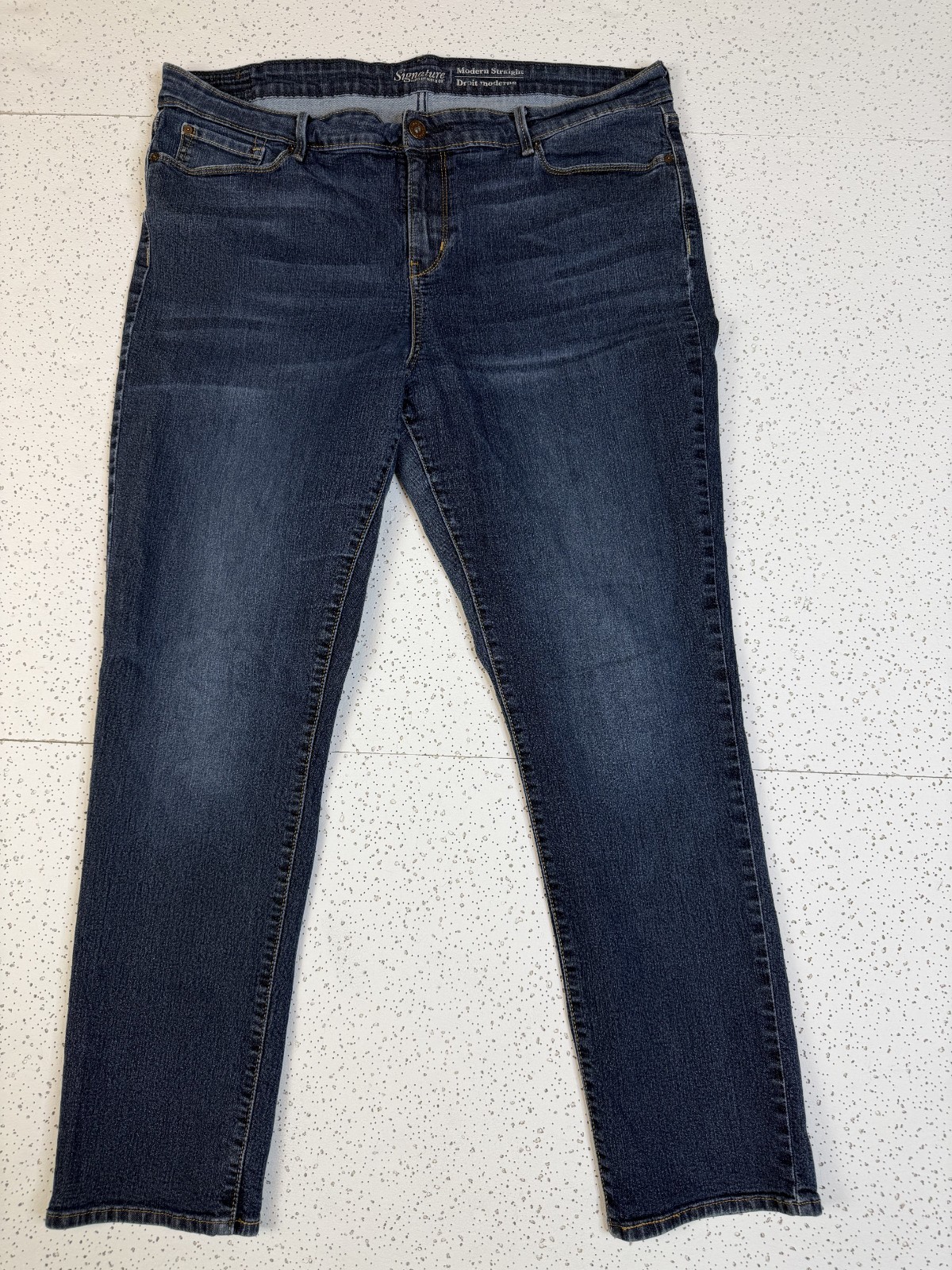 Signature by Levi Strauss Modern Straight Jeans Women’s 20M Medium Wash Stretch
