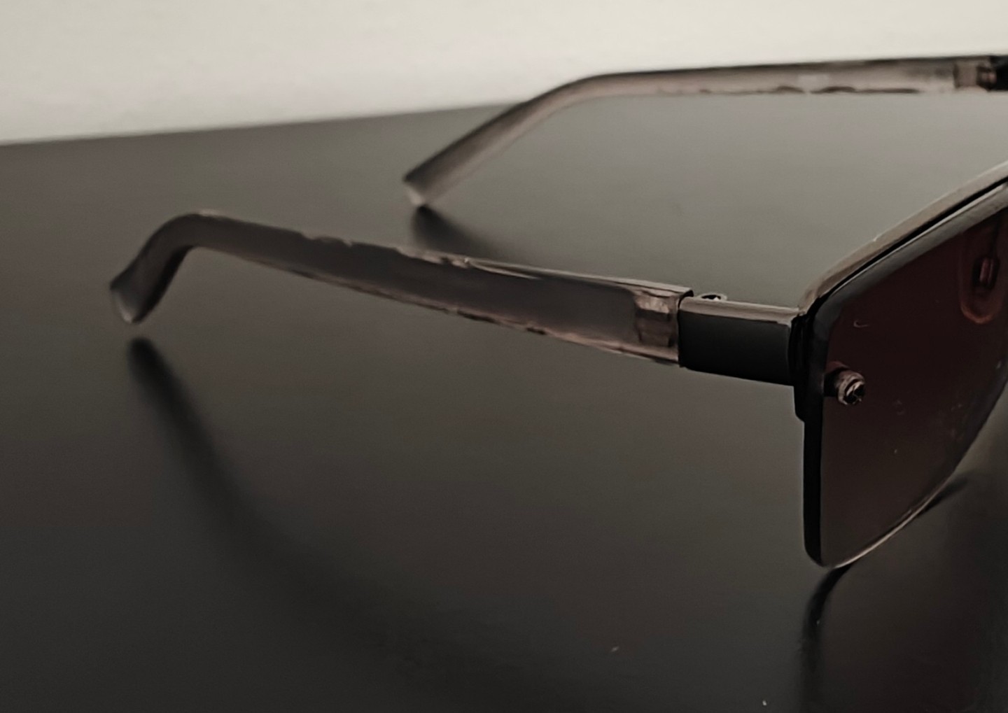 Moschino Men’s Rimless Sunglasses Black Metal Frame Brown Gradient Lens 800812