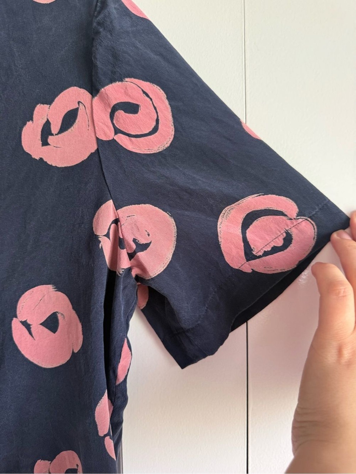 Carlisle Women’s Dark Navy & Pink Flower Print V-Neck Blouse, 100% Silk, sz. 6