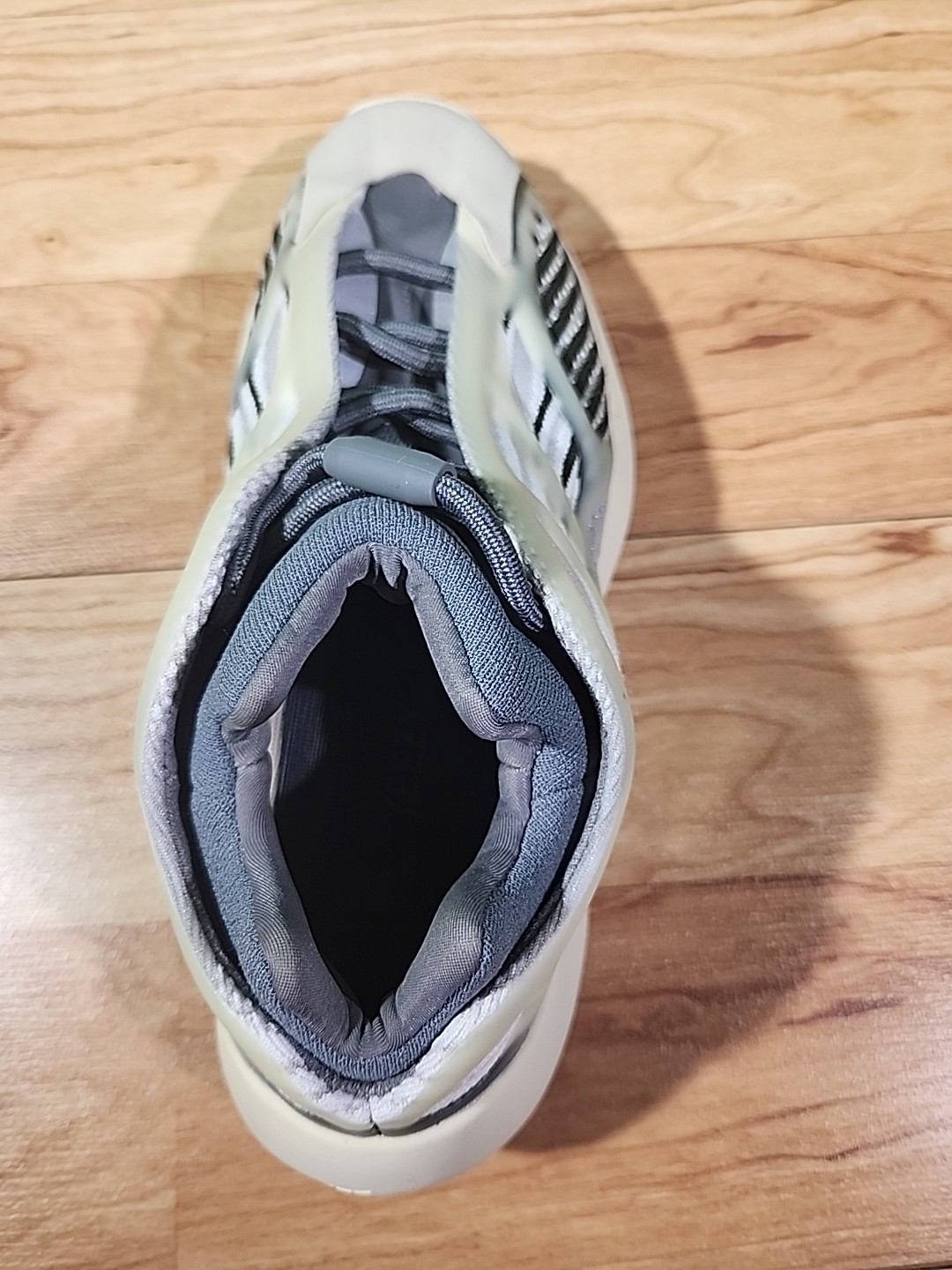 Adidas Yeezy 700 V3 Fade Salt 2022, ID1674, Size 7 Men’s