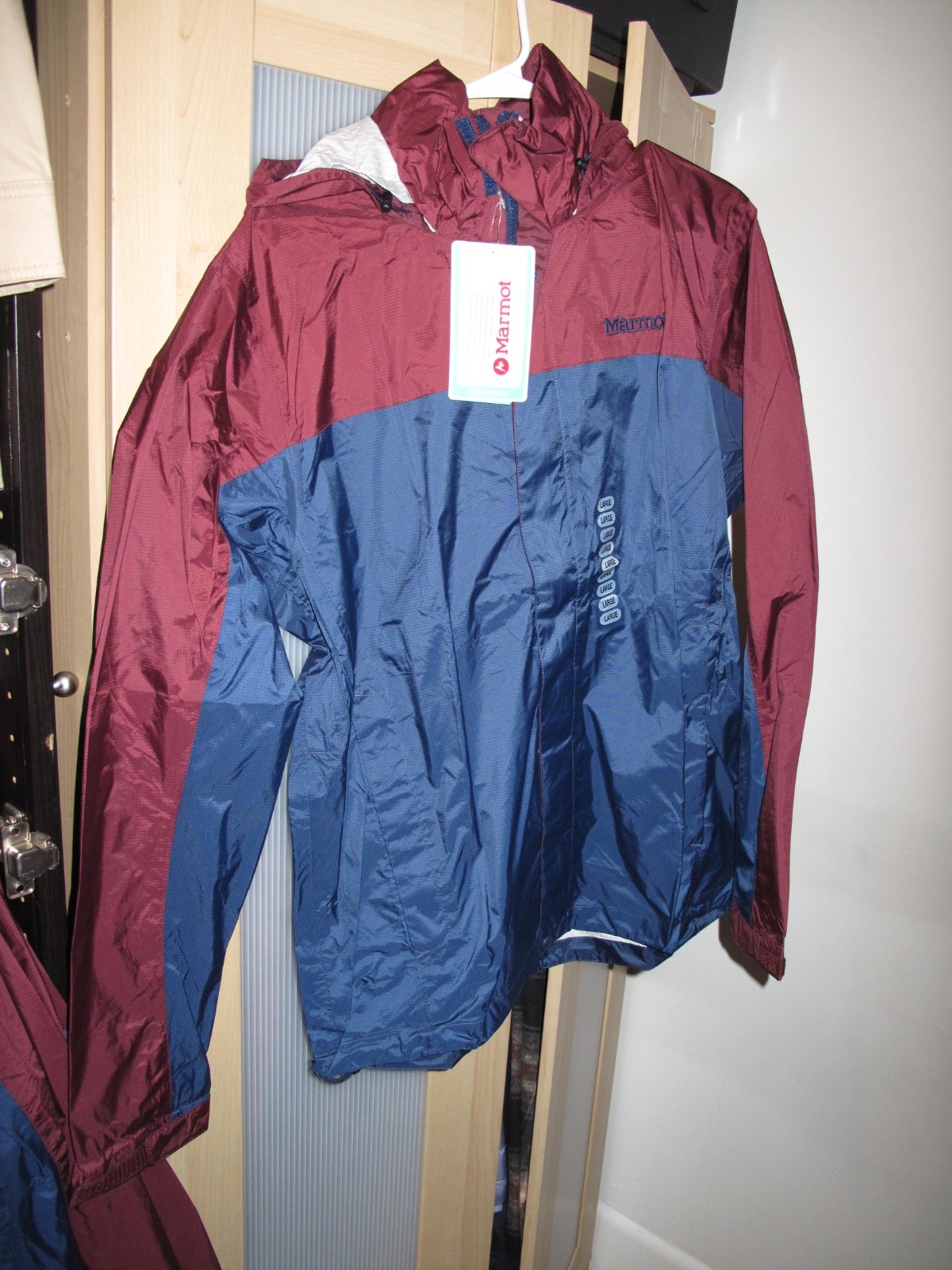 Marmot Precip rain jacket men’s large navy/burgundy NWT