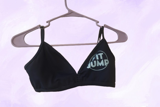 Bundle of 5 of xs’s sports bras in burgundy, gray and blue. Sporty exercise work