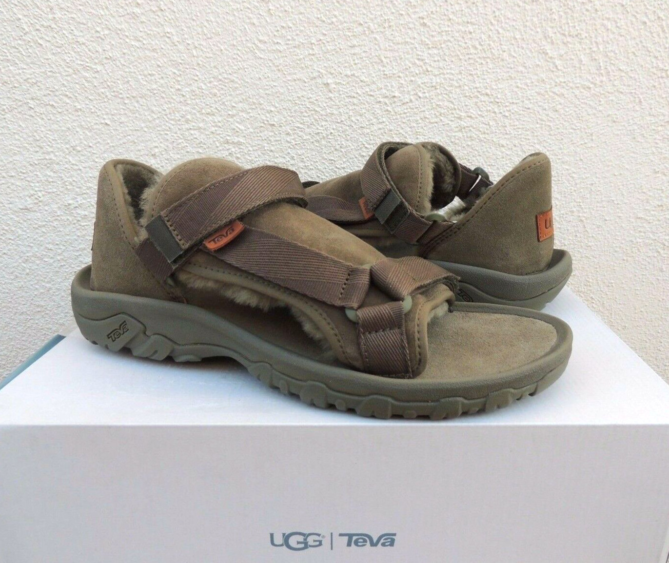 TEVA/ UGG COLLAB OLIVE SHEEPSKIN STRAPPY SANDALS, UNISEX US MEN 4/ WOMEN 6 ~ NIB