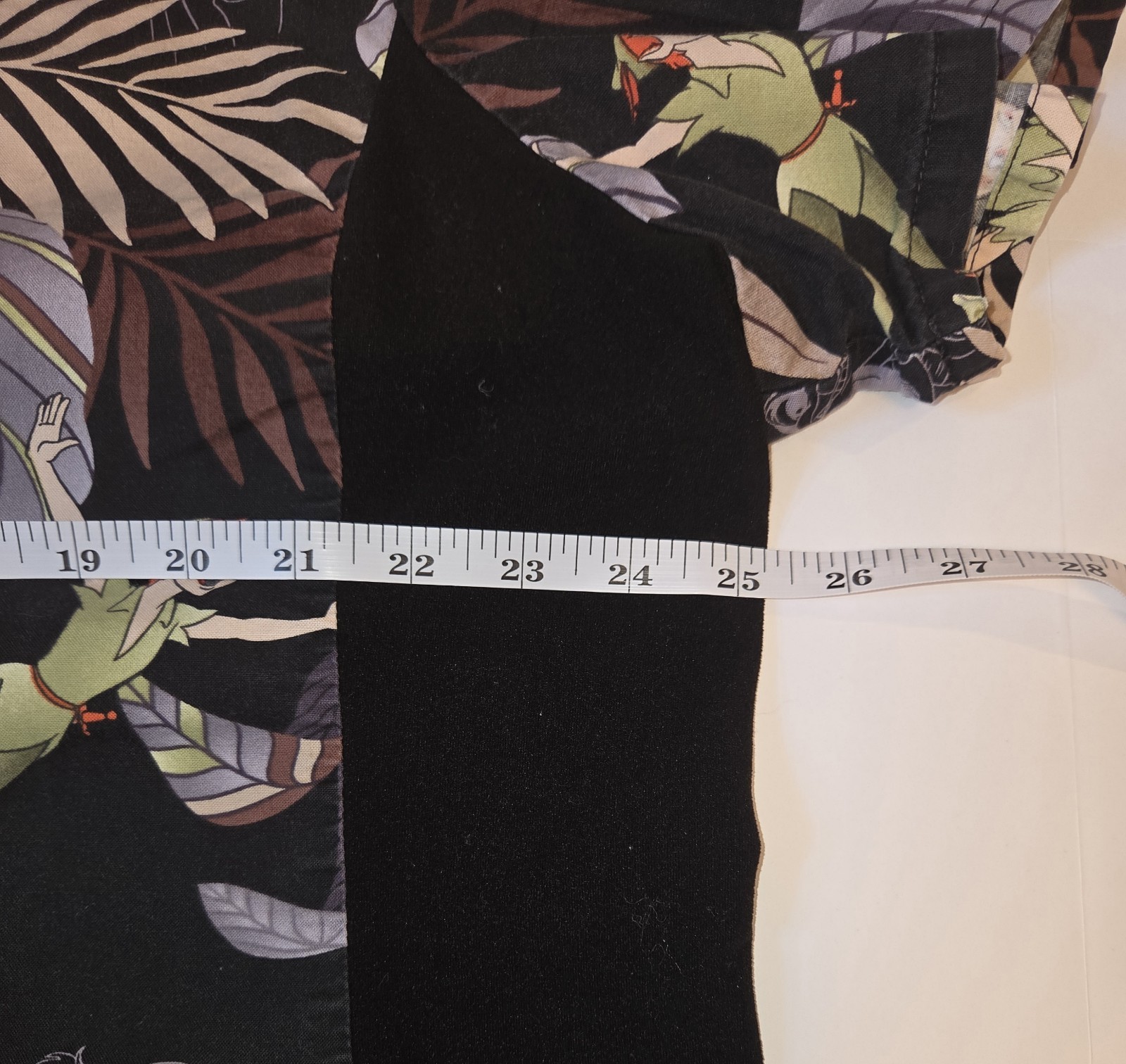 Disney Peter Pan Captain Hook Scrub Top Women’s V Neck Black Print Pockets