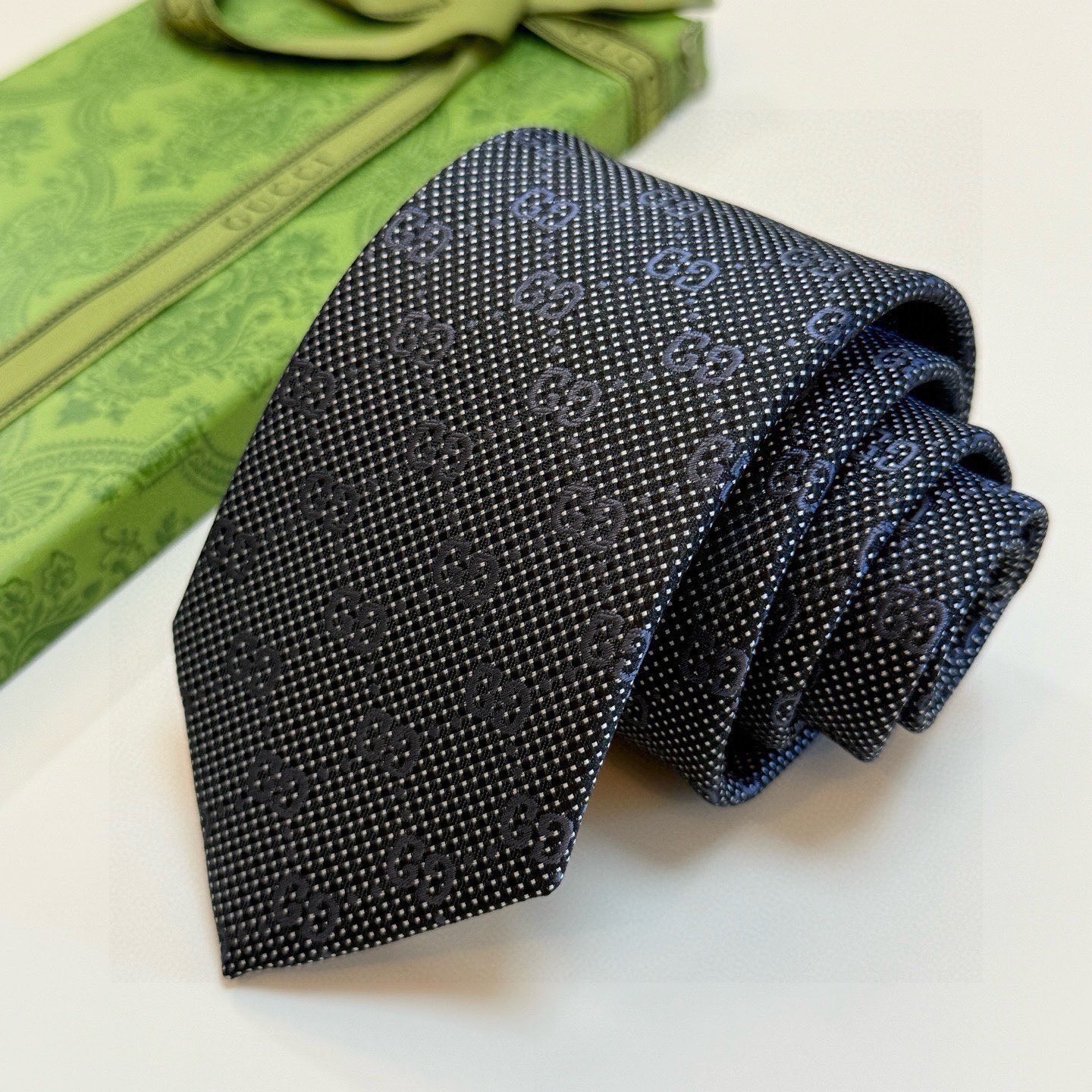 GUCCI TIE AUTHENTIC width2.76inch