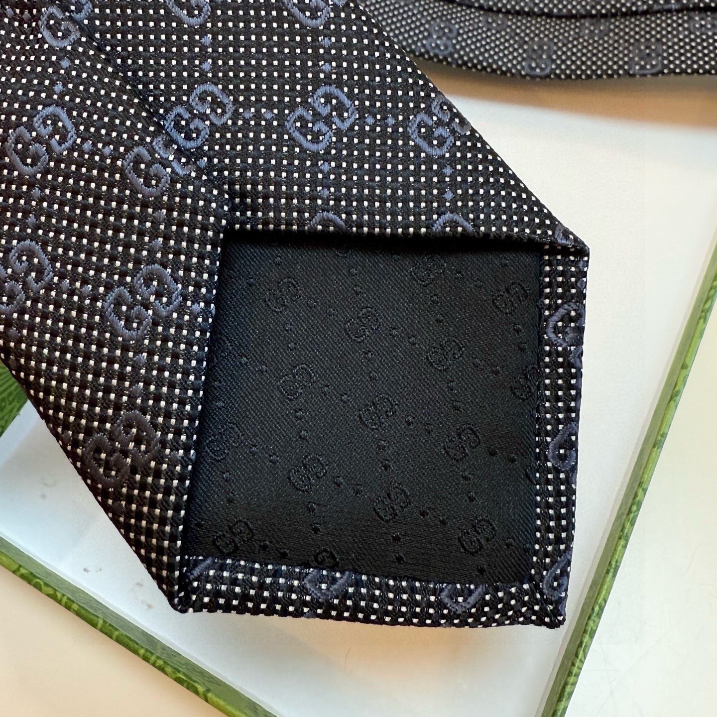 GUCCI TIE AUTHENTIC width2.76inch