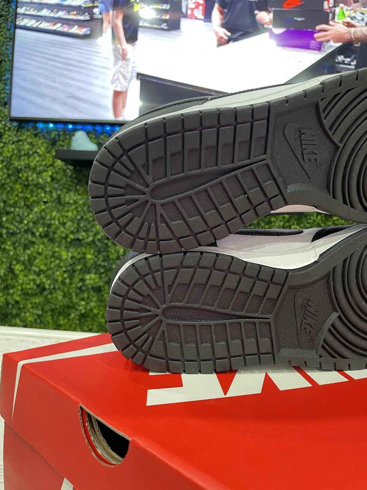 Size: 10.5M – Nike Dunk Low Retro: Panda – PRE-OWNED – DD1391-100