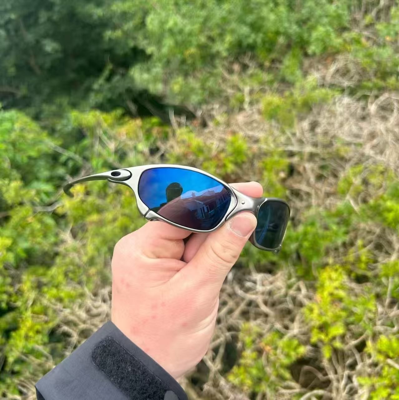 Retro style Oakley Juliet X-Metaletaletal polarized sunglasses with dark blue le
