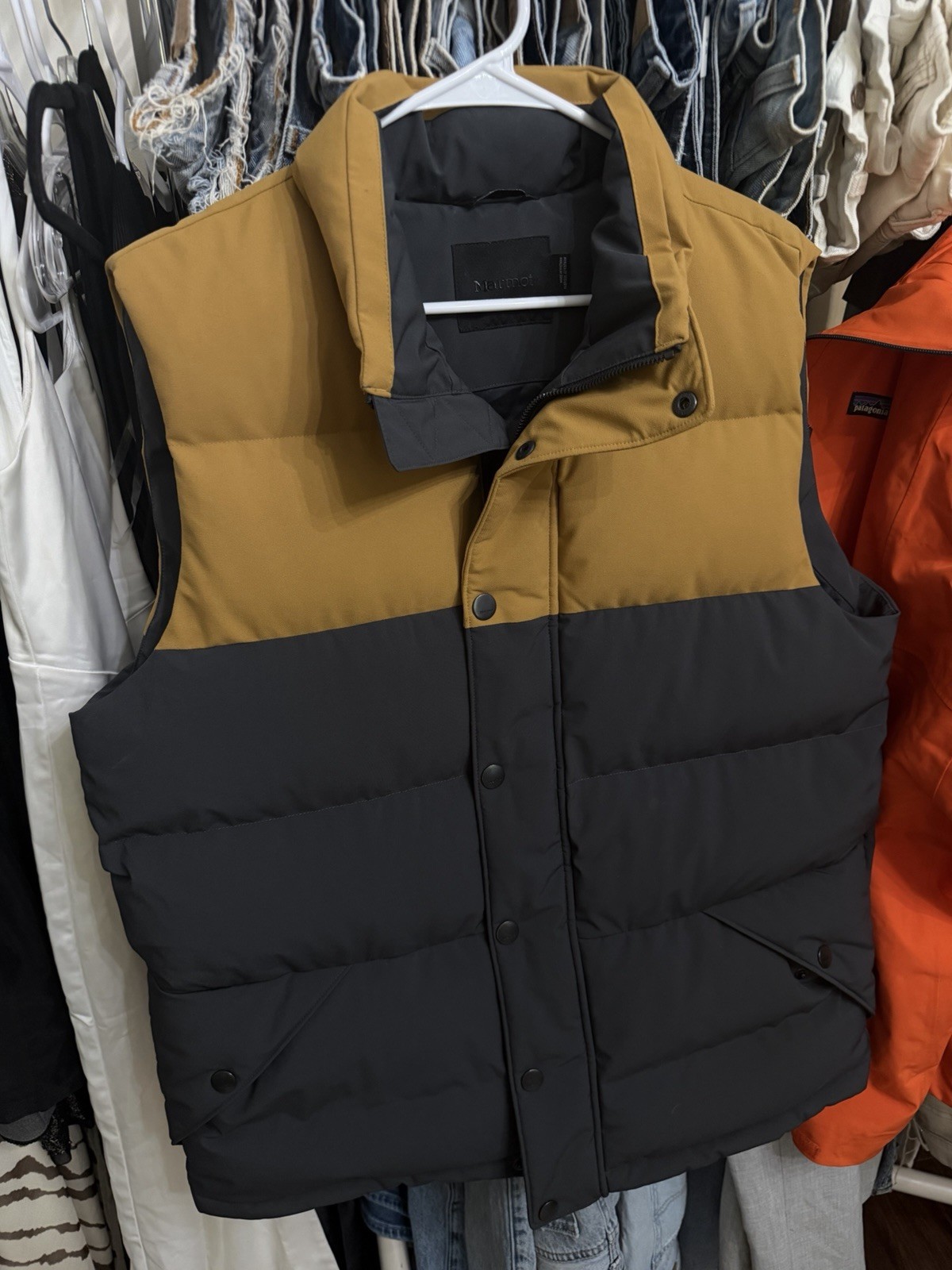 Marmot Men’s Size L Bedford Vest Tan/Black Full Zip NWOT Hiking Camping Puffer
