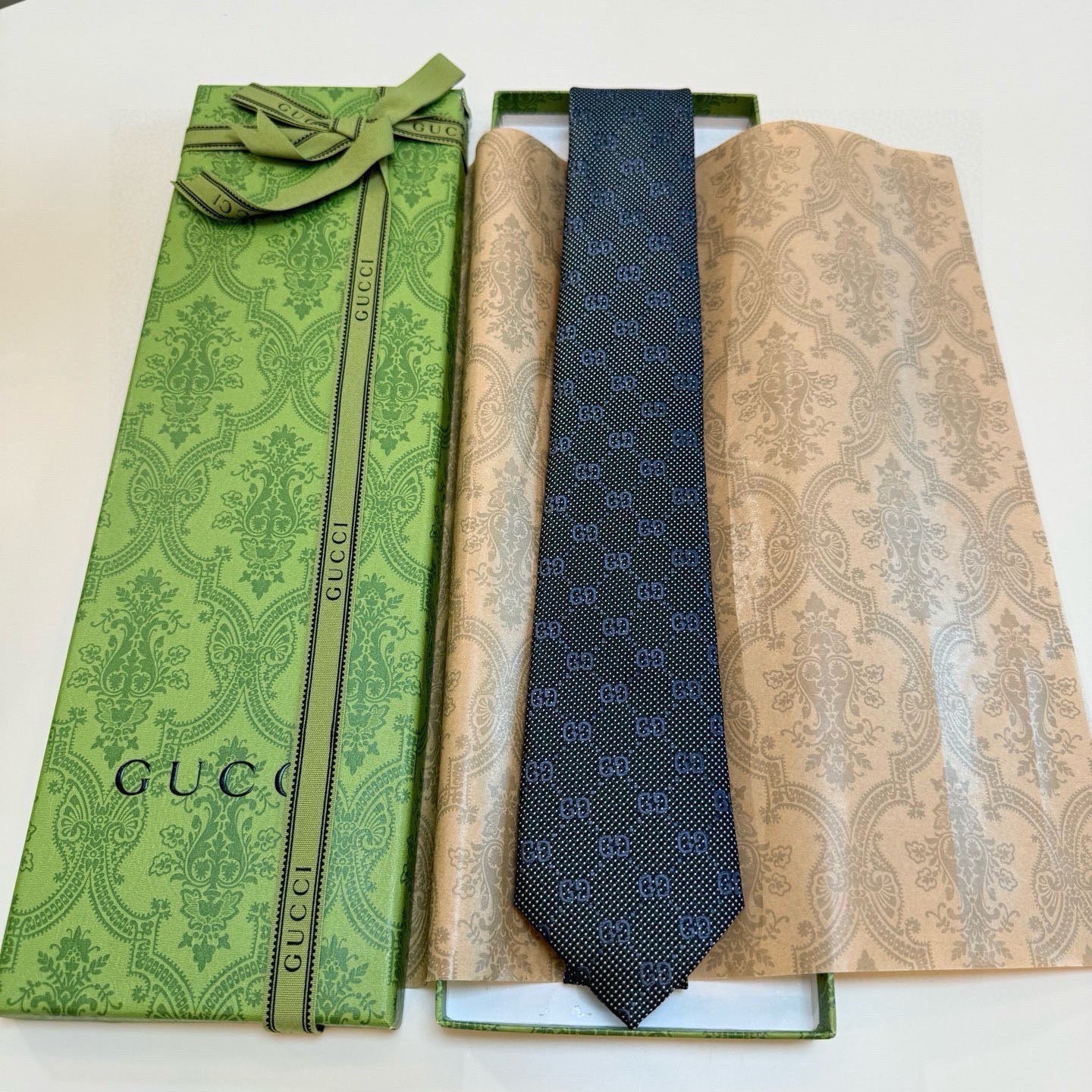 GUCCI TIE AUTHENTIC width2.76inch